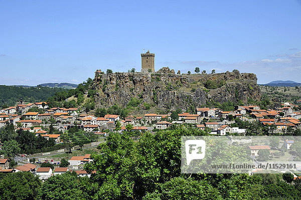 Frankreich  Auvergne  Haute-Loire (43)  Polignac  Allgemeiner Überblick über das Dorf mit der mittelalterlichen Burg auf einer felsigen Landzunge im Hintergrund
