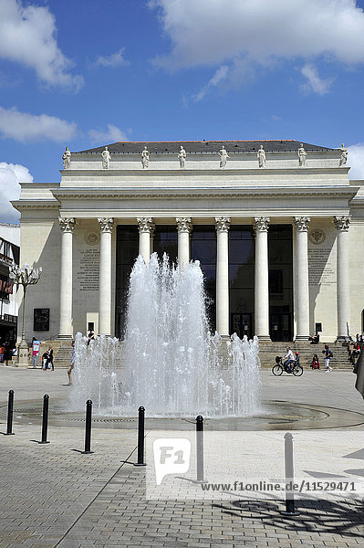 Frankreich  Pays de la Loire  Loire-Atlantique (44)  Nantes  Graslin Theater und Brunnen am Place Graslin