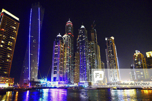 Vereinigte Arabische Emirate  Dubai  die Marina und Wolkenkratzer bei Nacht