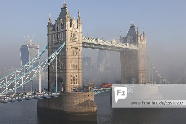 England  London  Tower Bridge und Nebel
