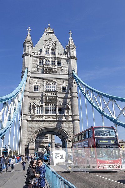 England  London  Tower Bridge  Asiatische Touristen beim Fotografieren