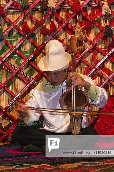 Kirgisistan,  Issyk Kul Provinz (Ysyk-Kol),  Barskoon,  Musikgruppe ''Kout'',  die Familie Sirkibaev spielt alle traditionellen kirgisischen Instrumente'.