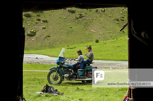 Kirgisistan  Issyk Kul Provinz (Ysyk-Kol)  Juuku Tal  Blick von Assil und Gengibek's Jurte  ihre Kinder auf dem Rad
