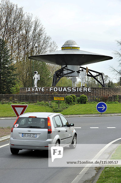 Frankreich  Loire-Atlantique  ein Space-Kreisverkehr am Eingang der Stadt La Haye-Fouassiere mit einer ungewöhnlichen Installation  die an den Weltraum erinnert  einschließlich einer fliegenden Untertasse  die von drei Astronauten umgeben ist  von denen jeder das Symbol einer Stadt trägt.