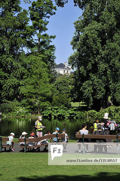 Frankreich  Loire-Atlantique  Nantes  Jardin des Plantes  Botanischer Garten  Schüler auf einer Exkursion