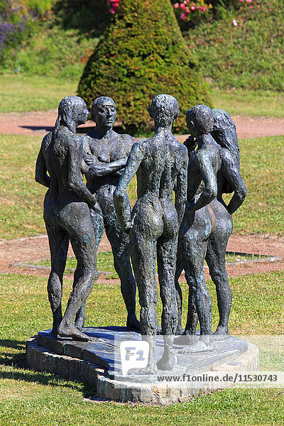 Frankreich  Nordfrankreich  Gravelines. Jardins de l'Arsenal. Skulptur ''Das Gespräch'' von Charles Radenne''.