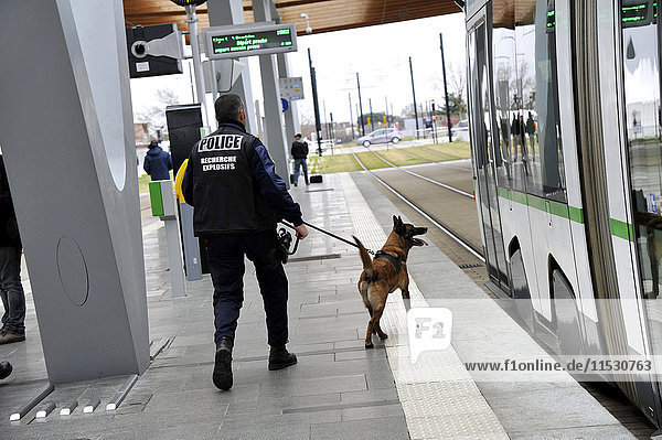 Frankreich  Loire-Atlantique  Nantes  Polizist mit einem Hund  der bei einer Sicherheitskontrolle auf einem Bahnsteig in Nantes ausgebildet wurde.