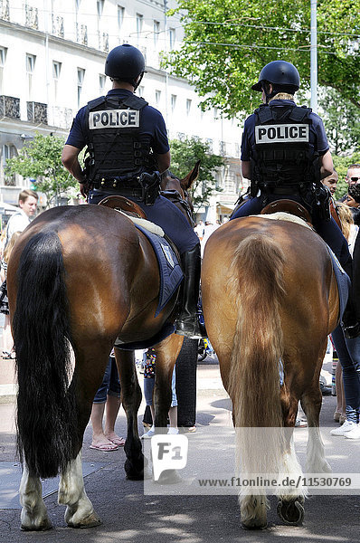 Frankreich  Nantes  berittene Polizeipatrouille in der Innenstadt  französische Polizisten zu Pferd in Kontakt mit der Öffentlichkeit während einer Pause