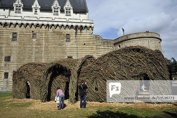 Frankreich  Loire-Atlantique  Nantes  Land-Art des amerikanischen Künstlers Patrick Dougherty  ausgestellt in den Gräben der Herzöge der Bretagne  Weidenzweige Labyrinth  für den künstlerischen Weg ''Reise nach Nantes''  Besucher (obligatorische Erwähnung der Arti').