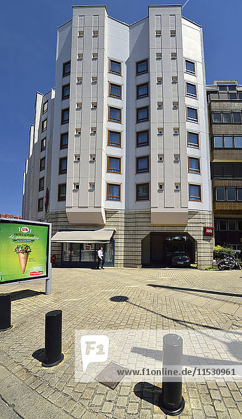 Frankreich  vertikale Ansicht des Ibis Hotels in Nantes. Front gepflastert  Werbung links