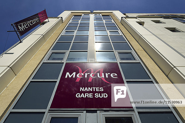 Frankreich  Flachwinkelaufnahme der Glasfassade am Eingang des Mercure Hotels. Banner und Logo auf der linken Seite