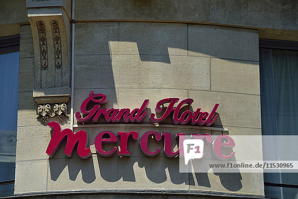 Frankreich  Detail der Fassade des Mercure Hotels in der Innenstadt von Nantes. Alte Architektur. Geprägtes Logo und sein Schatten