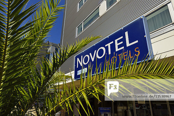 Frankreich  Flachwinkelaufnahme der Fassade des Novotel Hotels im Nantes Convention Centre. Palme im Vordergrund