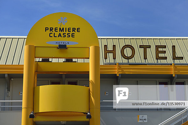 Frankreich  Detail der Fassade des Premiere Class Hotels in Reze. Blauer Himmel