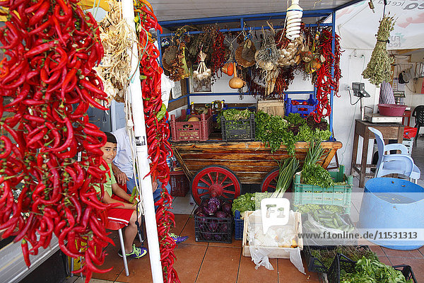 Türkei  Provinz Aydin  Kusadasi  Gemüsehändler auf dem Fischmarkt