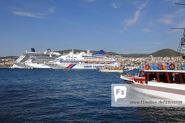 Türkei  Provinz Aydin  Kusadasi  der Hafen und ein Kreuzfahrtschiff