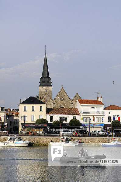 France  Pays de la Loire  Vendee  Saint-Gilles-Croix-de-Vie  Saint Gilles church  port  boat moored to the dock in the foreground