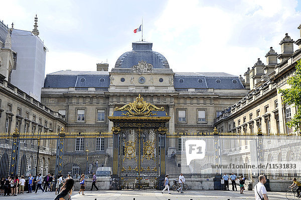 France  Paris  Ile de la Cite  Courthouse facade on the Boulevard du Palais  main entrance.