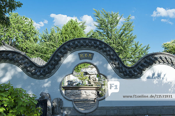 Canada. Province of Quebec. Montreal. District Hochelega-Maisonneuve (HoMa). The botanic garden. Door to the Chinese garden