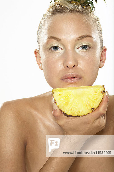 Porträt einer Frau mit Ananas