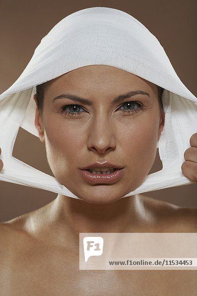 Porträt einer Frau mit Bandagen am Kopf