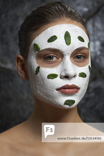 Porträt einer Frau mit Gesichtsmaske