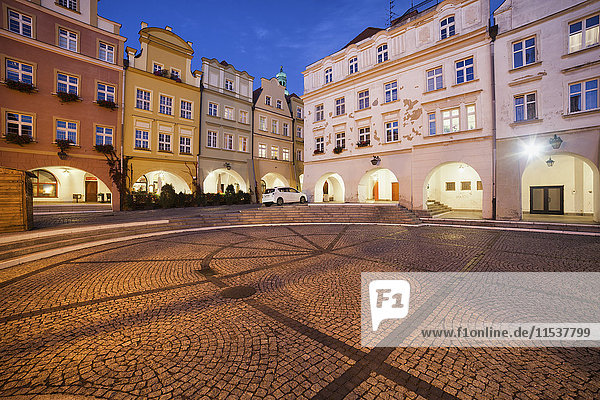 Polen  Niederschlesien  Jelenia Gora  Altstadt bei Nacht  historisches Stadtzentrum