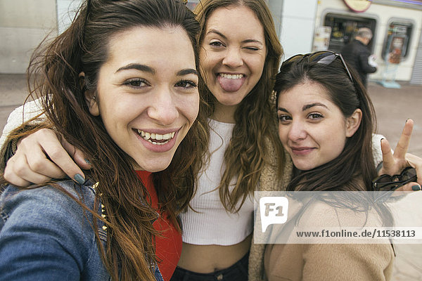 Porträt von drei glücklichen Frauen  die einen Selfie nehmen