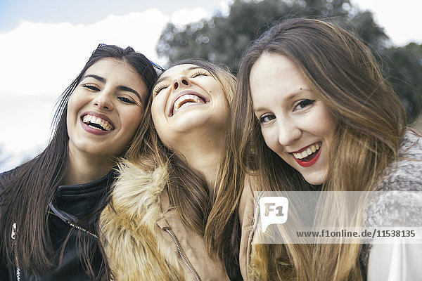 Drei lachende junge Frauen