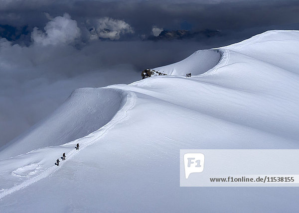 Frankreich  Chamonix  Mont Blanc Range  Bergsteiger am Dome Du Gouter