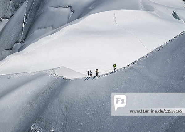 Frankreich  Chamonix  Mont Blanc Range  Bergsteiger bei Aiguille du midi