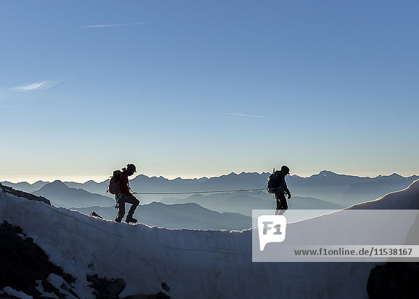Frankreich  Ecrins Alps  zwei Bergsteiger bei Dauphine