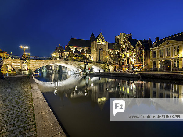 Belgien  Gent  Korenlei und Graslei mit St. Nikolauskirche und St. Michael Brücke bei Nacht