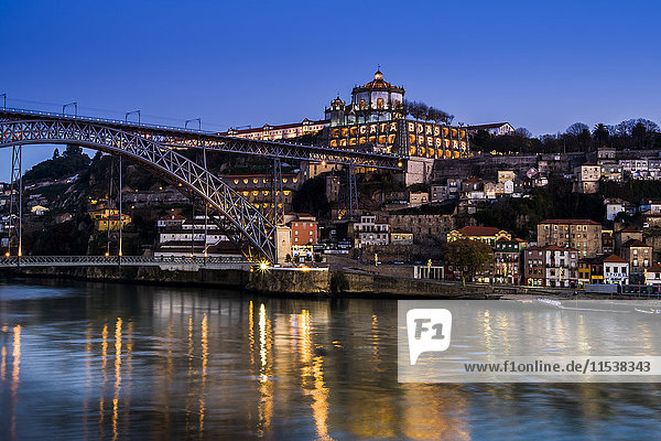 Portugal  Porto  Luiz I Brücke und Douro Fluss  Mosteiro da Serra do Pilar am Abend