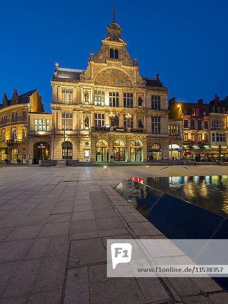 Belgien  Gent  Sint-Baafsplein mit Theater in der Abenddämmerung