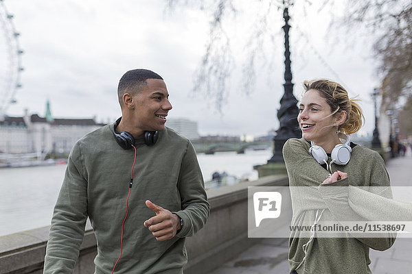 UK  London  zwei Läufer sprechen am Riverwalk