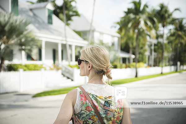 USA  Florida  Key West  Frau auf der Straße schaut sich um