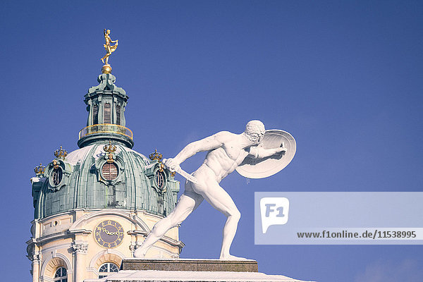 Deutschland  Berlin  schneebedeckte Kuppel von Schloss Charlottenburg mit Skulptur im Vordergrund