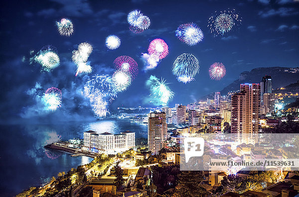 Monaco,  Feuerwerk über Monte Carlo bei Nacht