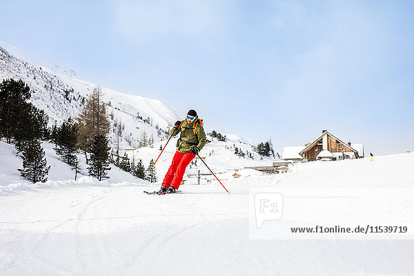 Österreich  Turracher Hoehe  Mann beim Skifahren