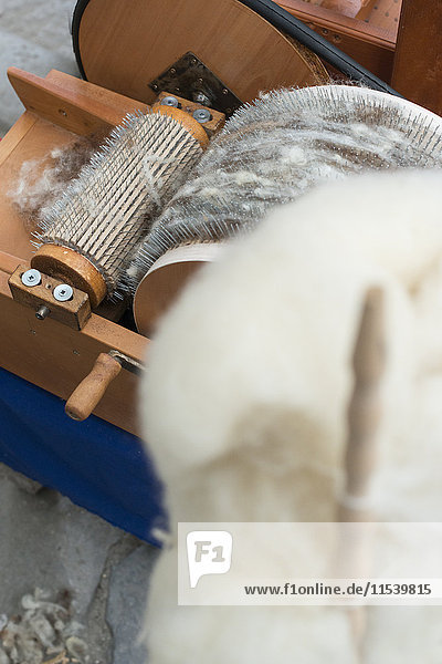 Manuelle Verarbeitung von Wolle auf einer Oldtimer-Maschine