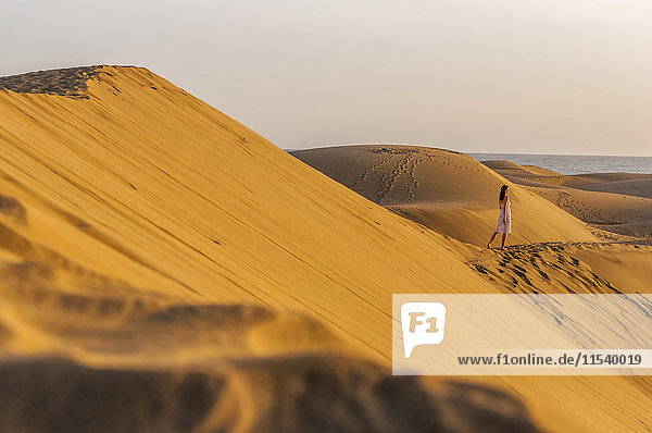 Frau läuft über Sanddünen