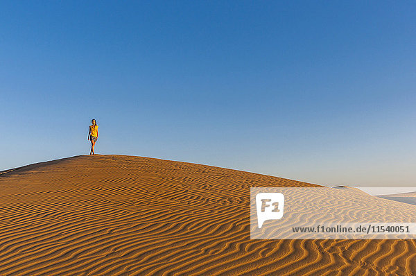 Frau läuft über Sanddünen