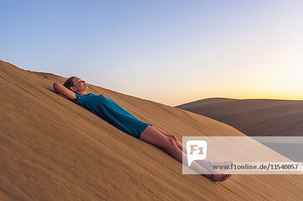 Frau entspannt sich auf der Düne