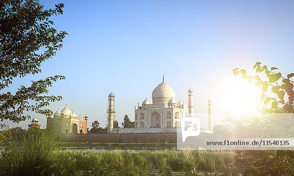 Indien  Uttar Pradesh  Agra  Panorama von Taj Mahal mit Gästehaus links  Yamuna Fluss