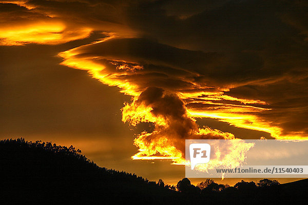 Spanien  Asturien  Picos de Europa Nationalpark  Sturmwolken bei Sonnenuntergang