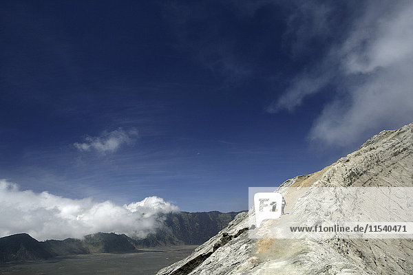 Indonesien Java Reisende wandern auf dem Kraterrand des Mount Bromo