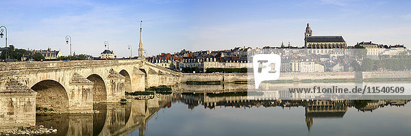 Frankreich  Blois  Blick auf die Stadt mit Jacques-Gabriel-Brücke und Saint-Louis-Kathedrale