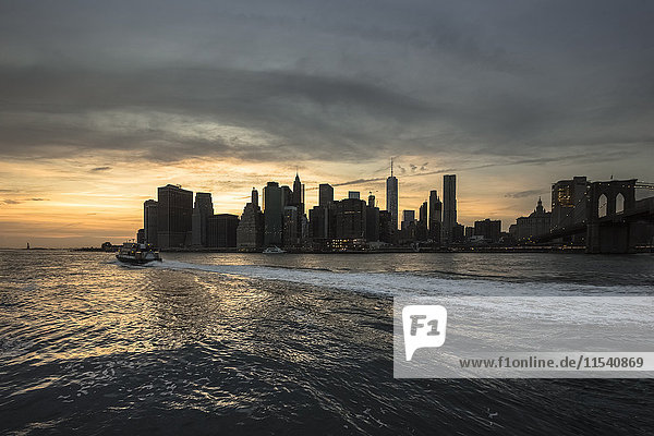 USA  New York  Blick von Brooklyn nach Manhattan bei Sonnenuntergang