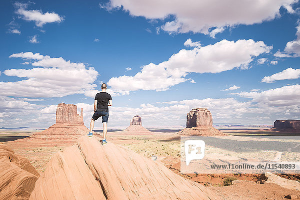 USA  Utah  Tourist mit Blick auf Monument Valley